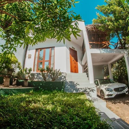 Blue Berry Villa Hikkaduwa Exterior photo